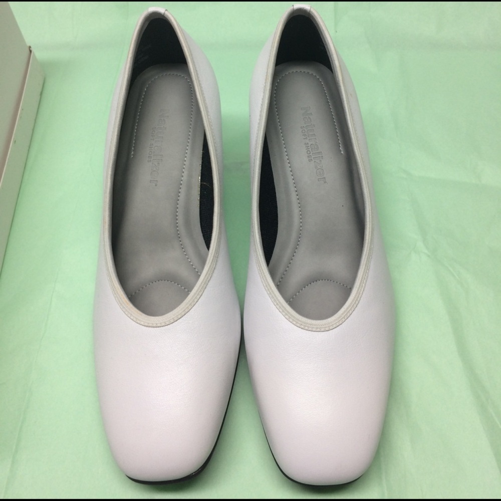 Naturalized Pomps white leather